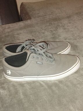 Size 10 Etnies Gray And White Skate Shoe